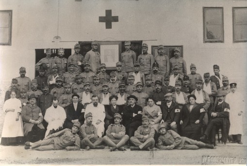 Člani Rdečega križa z ranjenimi vojaki leta 1917.
