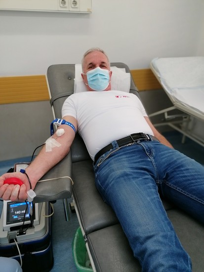 Alojz Zagoričnik pri darovanju krvi.