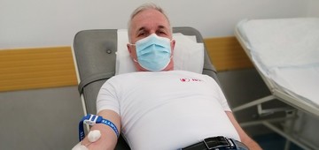 Alojz Zagoričnik pri darovanju krvi.