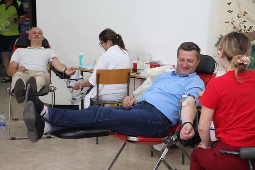 Marko Verdev, direktor CSD Savinjsko-Šaleška in Jože Kužnik, župan Občine Polzela, pri darovanju krvi na Polzeli.