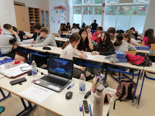 Člani ekip pri pisanju testov.