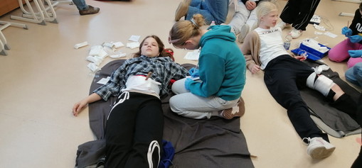 Poškodba vbodna rana trebuha s tujkom v rani.